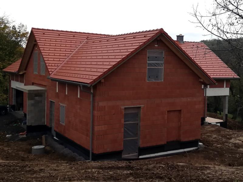 Rohbau Haus mit Dach